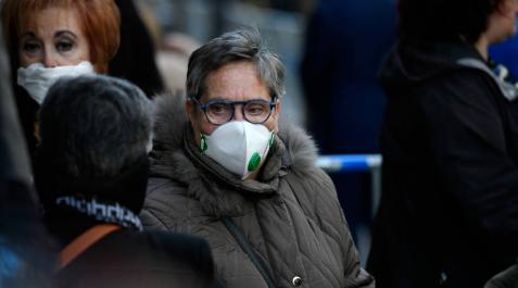 Varias personas han acudido este viernes con mascarillas a venerar al Cristo de Medinaceli Varias personas han acudido este viernes con mascarillas a venerar al Cristo de Medinaceli