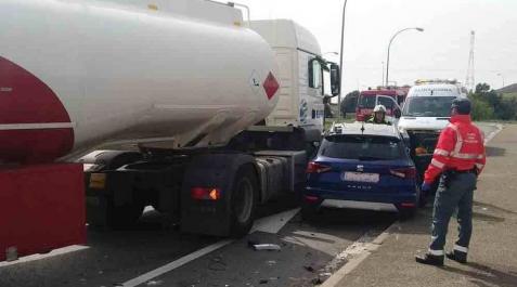 Un herido leve tras colisionar un camión y un turismo en Tudela Un herido leve tras colisionar un camión y un turismo en Tudela