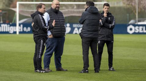 Braulio Vázquez y Cata charlan con Jagoba Arrasate y Bittor Alkiza después de un entrenamiento de Osasuna en febrero. Braulio Vázquez y Cata charlan con Jagoba Arrasate y Bittor Alkiza después de un entrenamiento de Osasuna en febrero.
