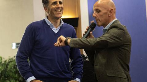Juan Mari Guajardo bromea con Miguel Induráin durante la presentación del equipo Telcom-Clima On-Osés. Juan Mari Guajardo bromea con Miguel Induráin durante la presentación del equipo Telcom-Clima On-Osés.