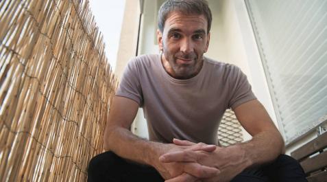 Mikel G. Otamendi, en el balcón de su casa, en el barrio pamplonés de San Juan. Mikel G. Otamendi, en el balcón de su casa, en el barrio pamplonés de San Juan.