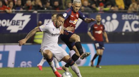 El Chimy Ávila presiona a Rubén Vezo, del Levante, en la jugada de la grave lesión de rodilla que se produjo el 24 de enero. El Chimy Ávila presiona a Rubén Vezo, del Levante, en la jugada de la grave lesión de rodilla que se produjo el 24 de enero.