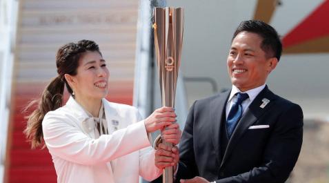 La llama descendió del avión de manos de Tadahiro Nomura, tres veces medallista de oro en judo, y Saori Yoshida, tres veces campeona en lucha La llama descendió del avión de manos de Tadahiro Nomura, tres veces medallista de oro en judo, y Saori Yoshida, tres veces campeona en lucha