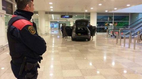 Dos detenidos por entrar con su vehículo al interior del Aeropuerto de Barcelona Dos detenidos por entrar con su vehículo al interior del Aeropuerto de Barcelona