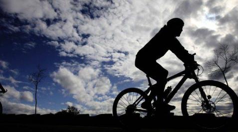Herido un ciclista tras ser atropellado por un coche en Arre Herido un ciclista tras ser atropellado por un coche en Arre