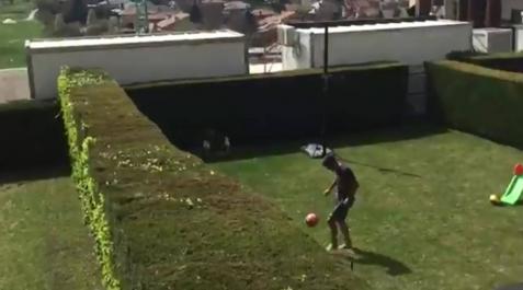 Ingenio rojillo en la cuarentena: Navas y Mérida juegan de jardín a jardín sin verse Ingenio rojillo en la cuarentena: Navas y Mérida juegan de jardín a jardín sin verse