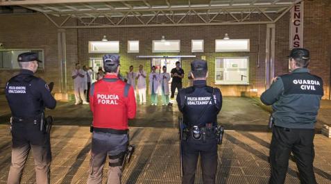 Policías y sanitarios se aplauden en el hospital García Orcoyen Policías y sanitarios se aplauden en el hospital García Orcoyen