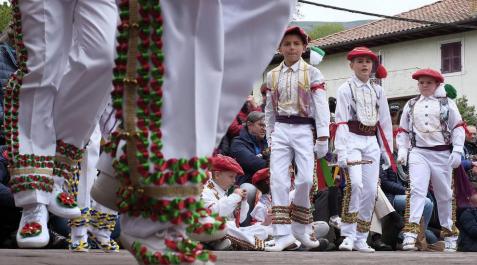 Bolantes de Valcarlos | 21 de abril Se bailaron 14 piezas, dos de ellas nuevas (por la tarde), para ensalzar el acontecimiento