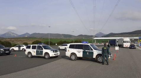 Control de la Guardia Civil recordando que los viajes no están permitidos Control de la Guardia Civil recordando que los viajes no están permitidos