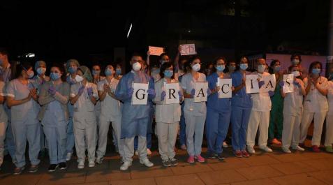 Decenas de sanitarios reciben en el CHN el homenaje de los cuerpos de policía Decenas de sanitarios reciben en el CHN el homenaje de los cuerpos de policía