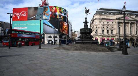 Inusual imagen de Piccadily Circus vacía, en el centro de Londres. Inusual imagen de Piccadily Circus vacía, en el centro de Londres.