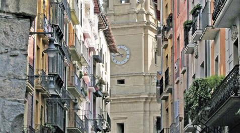 Una mujer camina solitaria por la calle Curia. Al fondo, la catedral, ayer por la mañana. Una mujer camina solitaria por la calle Curia. Al fondo, la catedral, ayer por la mañana.