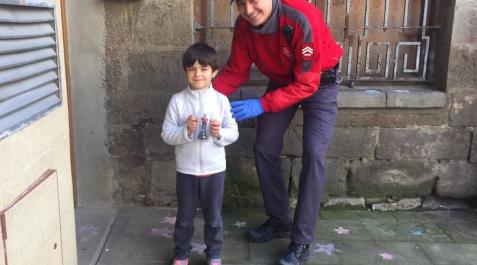 Policía Foral deja al Ratoncito Pérez ir a visitar a un niño al que se le ha caído un diente Policía Foral deja al Ratoncito Pérez ir a visitar a un niño al que se le ha caído un diente