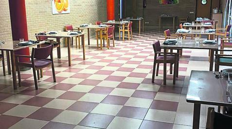 El comedor del centro de día se ha habilitado para que coman dos personas por mesa manteniéndose así las distancias. El comedor del centro de día se ha habilitado para que coman dos personas por mesa manteniéndose así las distancias.