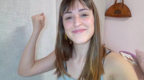 Garazi Larunbe, con el brazo en alto, este martes en casa después de la entrevista. Garazi Larunbe, con el brazo en alto, este martes en casa después de la entrevista.