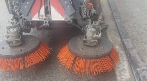 La comunidad de regantes cede un tractor al Ayuntamiento para acometer la limpieza junto a una barredora La comunidad de regantes cede un tractor al Ayuntamiento para acometer la limpieza junto a una barredora