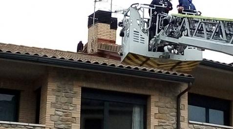 Los bomberos subiendo a un tejado en una operación anterior Los bomberos subiendo a un tejado en una operación anterior