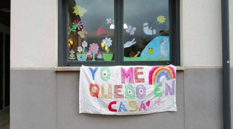 Creatividad y reciclaje en las ventanas y balcones de los pueblos de Ezcabarte Creatividad y reciclaje en las ventanas y balcones de los pueblos de Ezcabarte