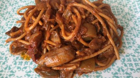 Imagen de los espaguetis integrales con calamares de lata Imagen de los espaguetis integrales con calamares de lata