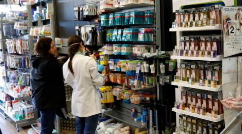 Colas fuera de las farmacias Colas fuera de las farmacias