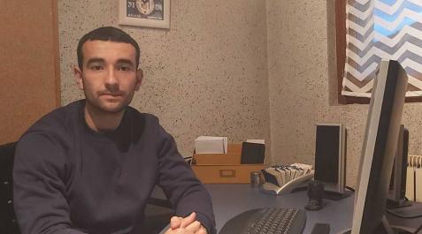 El presidente de la U.D. Mutilvera, Julen Romero, sigue desde su casa pendiente de la actividad que depara un club de fútbol. El presidente de la U.D. Mutilvera, Julen Romero, sigue desde su casa pendiente de la actividad que depara un club de fútbol.