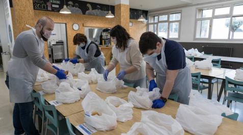 Un grupo de voluntarios y trabajadores de Villa Javier prepara los taper para entregar a los usuarios. Un grupo de voluntarios y trabajadores de Villa Javier prepara los taper para entregar a los usuarios.