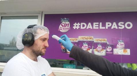 Un trabajador de Kaiku se toma la temperatura. Un trabajador de Kaiku se toma la temperatura.