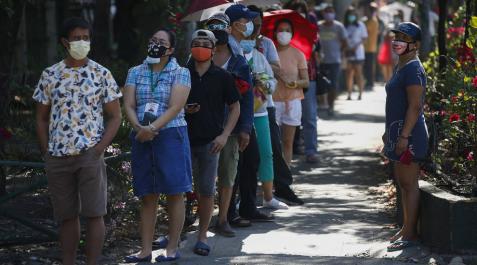 Confinados en jaulas y castigados al sol por violar cuarentena en Filipinas Confinados en jaulas y castigados al sol por violar cuarentena en Filipinas