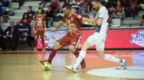 El jugador de Aspil Sergio González intenta robarle el cuero al pivot de ElPozo Álex. El jugador de Aspil Sergio González intenta robarle el cuero al pivot de ElPozo Álex.