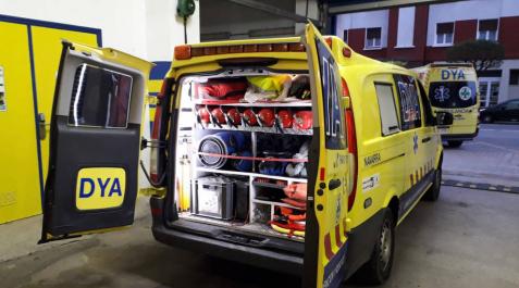 Una de las ambulancias de DYA. Una de las ambulancias de DYA.