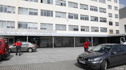 Policía foral, este viernes, en el acceso a la maternidad del Complejo Hospitalario de Navarra. Policía foral, este viernes, en el acceso a la maternidad del Complejo Hospitalario de Navarra.