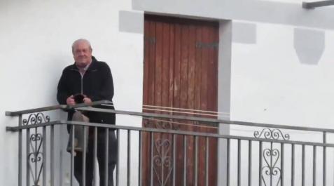 Pedro Jesús Baines, inmortalizado en una de las dos citas diarias en las que sale a su balcón. Pedro Jesús Baines, inmortalizado en una de las dos citas diarias en las que sale a su balcón.