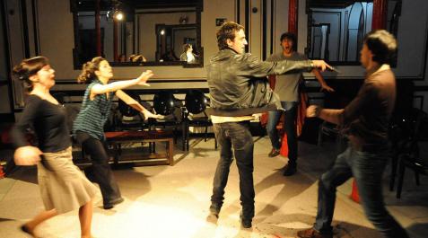 Una escena de La función por hacer, inspirada en Seis personajes en busca de autor de Pirandello. Una escena de La función por hacer, inspirada en Seis personajes en busca de autor de Pirandello.
