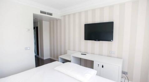 Salud habilita desde el lunes 160 habitaciones del hotel NH Iruña Park para pacientes en hospitalización domiciliaria Imágenes de la habilitación del hotel Iruña Park y el sótano de Urgencias del CHN
