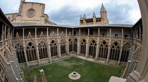 Un claustro que cuenta historias Un claustro que cuenta historias
