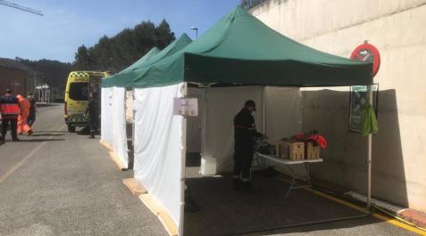 Bomberos instalan estaciones de descontaminación en los hospitales de Tudela y Estella Bomberos instalan estaciones de descontaminación en los hospitales de Tudela y Estella