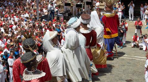 Despedida de la Comparsa de Gigantes y Cabezudos Fotos de la despedida de la Comparsa de Gigantes y Cabezudos en la plaza Consistorial en San Fermín 2019