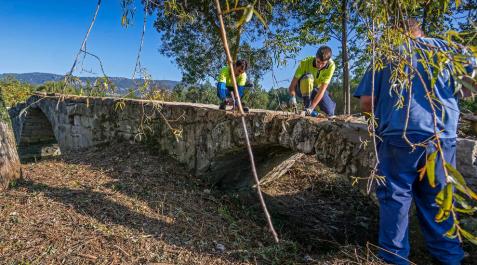 Puente románico del siglo XII sobre el río Ubagua, en Riezu. Los trabajos lo han despejado de maleza y malas hierbas además de consolidar algunas piedras. Puente románico del siglo XII sobre el río Ubagua, en Riezu. Los trabajos lo han despejado de maleza y malas hierbas además de consolidar algunas piedras.