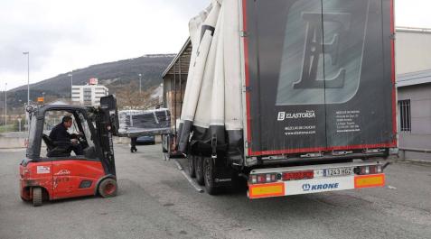 Un operario trabaja en la descarga de un camión a las puertas de Industrias del Caucho. Un operario trabaja en la descarga de un camión a las puertas de Industrias del Caucho.
