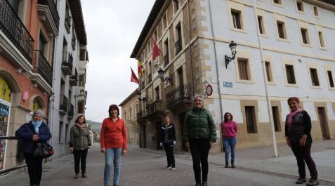 De izquierda a derecha, en primera fila: Inma Bujanda, trabajadora familiar, Romi Elorz (T.F.), Fátima Azparren (T.F.) y Mª José Echarri (trabajadora social). En segunda fila: Mª Carmen Jiménez (T.F.), Patricia Lazcano (T.S.) y Sara Izaguirre (T.S.) en una imagen del miércoles pasado. De izquierda a derecha, en primera fila: Inma Bujanda, trabajadora familiar, Romi Elorz (T.F.), Fátima Azparren (T.F.) y Mª José Echarri (trabajadora social). En segunda fila: Mª Carmen Jiménez (T.F.), Patricia Lazcano (T.S.) y Sara Izaguirre (T.S.) en una imagen del miércoles pasado.