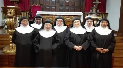 Comunidad de las Agustinas Recoletas, la quinta desde la izquierda, la superiora, Mª Cruz Aznar Iribarren. Comunidad de las Agustinas Recoletas, la quinta desde la izquierda, la superiora, Mª Cruz Aznar Iribarren.