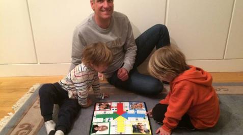 Javi Lerga juega al parchís con sus dos hijos, Mateo y Telmo, este lunes en su casa. Javi Lerga juega al parchís con sus dos hijos, Mateo y Telmo, este lunes en su casa.