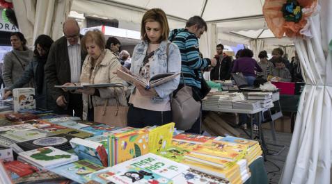 El público que visitó las carpas de los libreros en la avenida Carlos III de Pamplona volvió a ser familiar y fue abundante por la mañana. El público que visitó las carpas de los libreros en la avenida Carlos III de Pamplona volvió a ser familiar y fue abundante por la mañana.