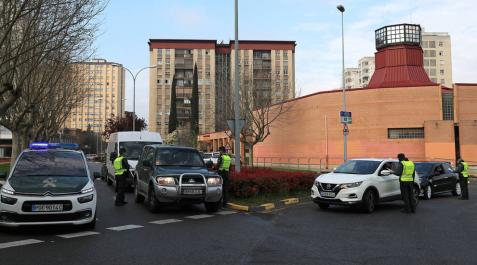 Control de la Guardia Civil para comprobar que las personas van en coche a trabajar Control de la Guardia Civil para comprobar que las personas van en coche a trabajar