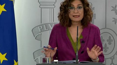 Captura de la señal institucional del Palacio de la Moncloa que muestra a la portavoz del Gobierno y ministra de Hacienda, María Jesús Montero, durante la rueda de prensa ofrecida en Madrid tras el Consejo de Ministros celebrado, este martes. Captura de la señal institucional del Palacio de la Moncloa que muestra a la portavoz del Gobierno y ministra de Hacienda, María Jesús Montero, durante la rueda de prensa ofrecida en Madrid tras el Consejo de Ministros celebrado, este martes.