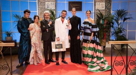 Joshua, ganador de 'Maestros de la Costura, junto al jurado y la presentadora del programa Joshua, ganador de 'Maestros de la Costura, junto al jurado y la presentadora del programa