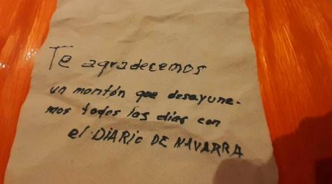 Pablo Liberal Izco dejó esta nota para dar las gracias al repartidor que cada día le deja el periódico en la puerta de su casa. Pablo Liberal Izco dejó esta nota para dar las gracias al repartidor que cada día le deja el periódico en la puerta de su casa.