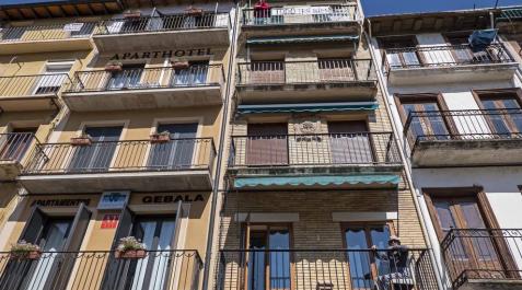 Vecinos de Estella asomados a sus balcones en la plaza de los Fueros durante estos días de confinamiento. Vecinos de Estella asomados a sus balcones en la plaza de los Fueros durante estos días de confinamiento.