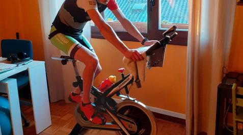 Xabier Zarranz, vigente campeón navarro de carreras de montaña y trail, sobre la bicicleta de 'spinning'. Xabier Zarranz, vigente campeón navarro de carreras de montaña y trail, sobre la bicicleta de 'spinning'.