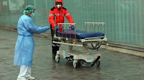 Labores de desinfección de camillas por coronavirus en el CHN Trabajos en el Complejo Hospitalario de Navarra para desinfectar las camillas de coronavirus.